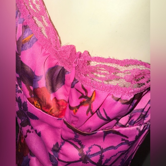 UO Audrey Lace Detail Midi Dress
See all Urban Outfitters Fuchsia Size Large - Picture 7 of 16